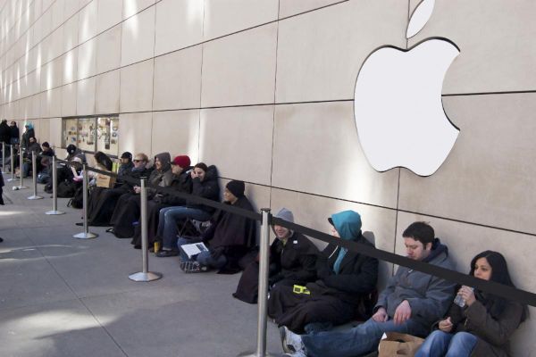 iPhone 6s Sale Date Line or Distant Pre-Orders?