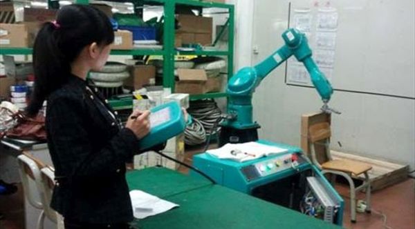 Robots Now Help to Assemble iPhones in China